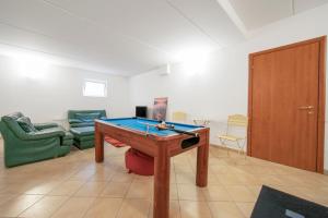 a room with a pool table and a couch at Villa Louise in San Siro
