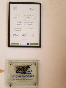 Majutusasutuses Altstadt Hotel Stadtkrug olev sertifikaat, autasu, silt või muu dokument