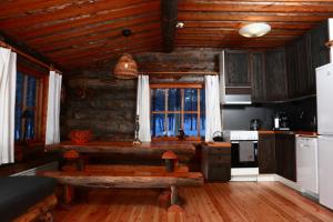 a kitchen with a bench in a log cabin at Rahkis Lodge Saariselkä in Saariselka