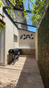 a barbecue grill sitting in the back of a house at Casa Aroeira Sahy in Barra do Sahy