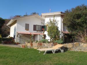 a white house with a bench in front of it at B&B Villa Sans Souci in Civitavecchia