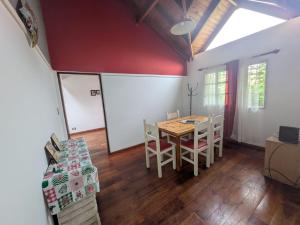 a dining room with a table and chairs at Apartamento céntrico Campana in Campana