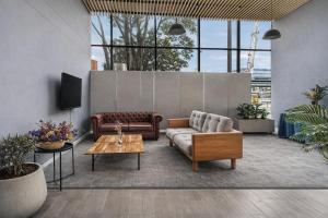 a living room with a couch and a table at Aparta Suite Centro Internacional Edificio 33DC Piso 29 Estación Trasmilenio Calle 34 in Bogotá