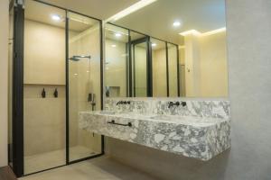 a bathroom with two sinks and a shower at Hotel & hostal Morada in Puebla +29 photos