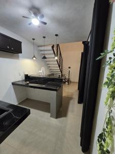 una cucina con un lavello e una scala a chiocciola di Loft2 PB a Mérida