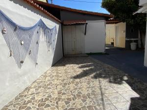 a fence with a net on the side of a house at Cantinho do Viajante in Arraial do Cabo
