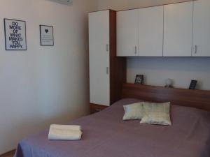 ein Schlafzimmer mit einem Bett mit zwei Kissen darauf in der Unterkunft Guest House Jelsa in Jelsa