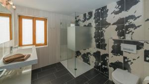 Koupelna v ubytování Hotel Bechlwirt + 35 fotografií