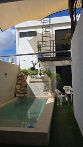 una casa con piscina e balcone di Loft2 PB a Mérida