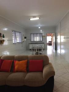a living room with a couch and a table at Sítio primavera socorro-sp in Socorro