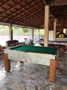 a pool table in the middle of a living room at Sítio primavera socorro-sp in Socorro