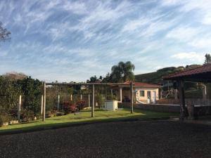 a house with a yard with a gazebo at Sítio primavera socorro-sp in Socorro