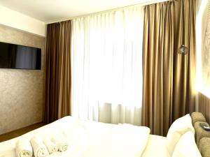 a hotel room with a bed and a window at Boutique Hotel Pui de Urs Fundata in Ciocanu +31 photos