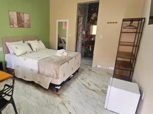 a bedroom with a large bed and a ladder at Aromas&Brumas Pousada in Brumadinho