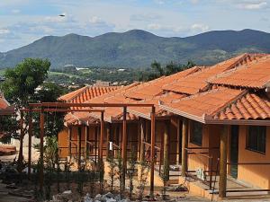 a row of houses under construction with mountains in the background at Aromas&Brumas Pousada in Brumadinho