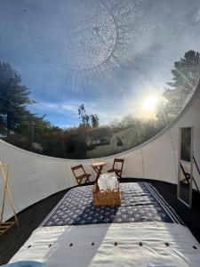 a room with a bed and a table in a tent at Hotel Cielo Stellato in Capitán Pastene
