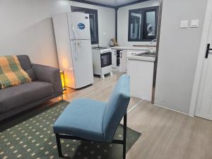 a living room with a couch and a chair at Mainumbi 1 in Balneario Solís