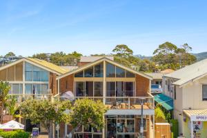 a house in the middle of a city at Apollo Bay Gone Surfin in Apollo Bay