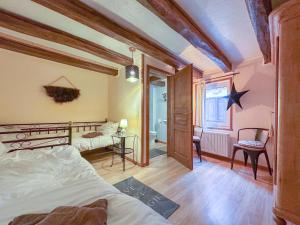 a bedroom with a bed and a star on the wall at Neef in Neef