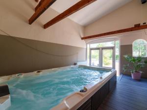 a large jacuzzi tub in a room at Het Grootenhuis in Olst
