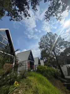 a view of a house with the sun in the sky at Cabañas Los Angeles in Valle de Bravo