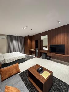 a hotel room with a bed and a tv at فندق وفود فرع القريات in Al Qurayyat