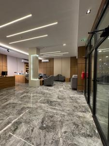 an office lobby with a large marble floor at فندق وفود فرع القريات in Al Qurayyat
