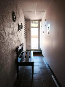 a hallway with a bench in a room with a window at Nirvana 2, Habitación doble con todos sus servicios in Guatemala