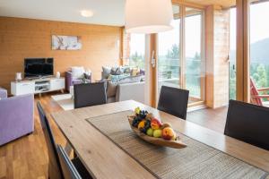 un bol de fruta en una mesa en la sala de estar en Casa Fluras, en Flims