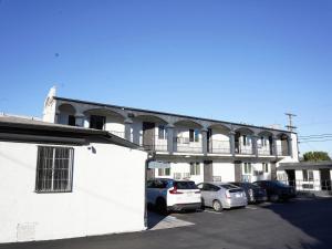 a group of cars parked in front of a building at SOFI MOTEL in Los Angeles