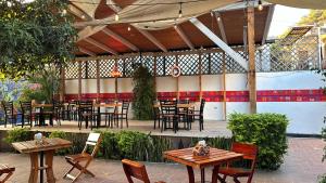 a patio with tables and chairs in a restaurant at Hotel Makani in Panajachel