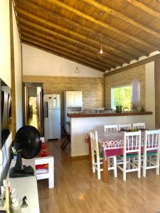 a kitchen and dining room with a table and chairs at Refúgio da Nicinha a 7 min do Centro Histórico in Paraty