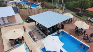 an overhead view of a swimming pool with umbrellas at JK Beach Club Bar e Pousada in Ibiúna