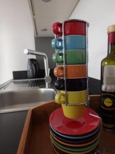 een stapel kleurrijke borden en een fles wijn bij quartier kiel in Kiel