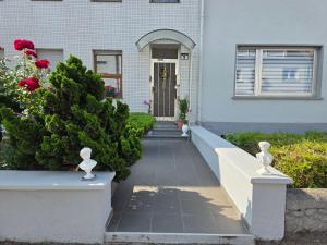 a house with white statues in front of the door at Ferienwohnung Gabry in Saarlouis