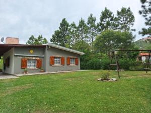 a small house with a yard in front of it at La Popelina in Valle Hermoso