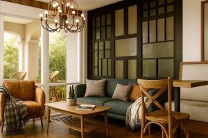 a living room with a green couch and a table at บ้านลืมเมืองอยุธยา in Ban Sao Thong