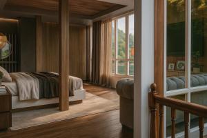 a bedroom with a bed and a window at บ้านลืมเมืองอยุธยา in Ban Sao Thong