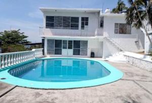 a swimming pool in front of a house at CASA MARY in Tequesquitengo