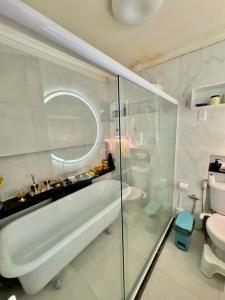 a bathroom with a tub and a sink and a toilet at 4 quartos na Folia de Olinda in Olinda