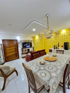 a dining room with a table and a living room at 4 quartos na Folia de Olinda in Olinda +10 photos