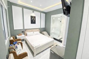 a small bedroom with a bed and a shower at Phước Hưng 1 Hotel in Vĩnh Long