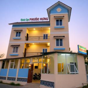a hotel with a sign that reads metal spa plunge living at Phước Hưng 1 Hotel in Vĩnh Long