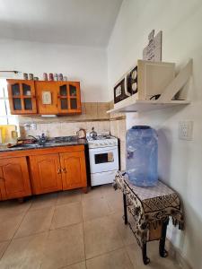 a kitchen with a stove and a chair in it at La Popelina in Valle Hermoso