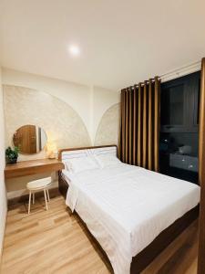 a bedroom with a bed and a desk and a mirror at Smile House - With In-unit Laundry & Kitchen in Sapa