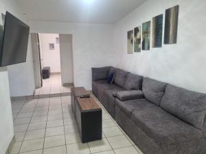 ein Wohnzimmer mit Sofa und Tisch in der Unterkunft Libano in Manuel F. Martínez