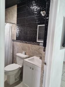 ein Badezimmer mit Toilette und Waschbecken in der Unterkunft Libano in Manuel F. Martínez
