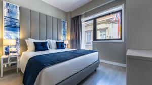 um quarto com uma cama grande e uma janela em Lisbon Sao Bento Hotel em Lisboa