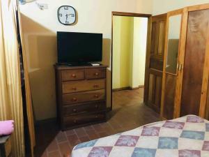 a bedroom with a dresser with a television on it at Casa estilo campestre in Chitré