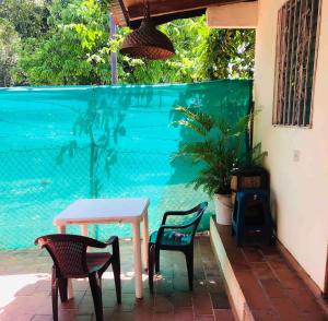 a table and chairs on a patio next to a pool at Casa estilo campestre in Chitré